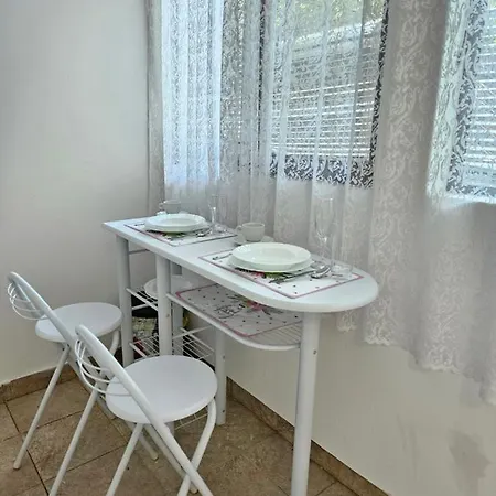 Апартаменты Alone 2 *