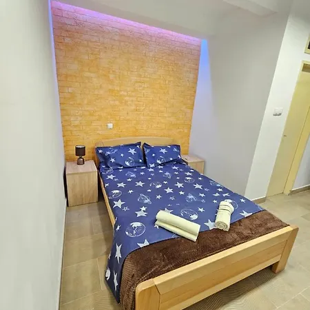 Alone 2 Apartament *