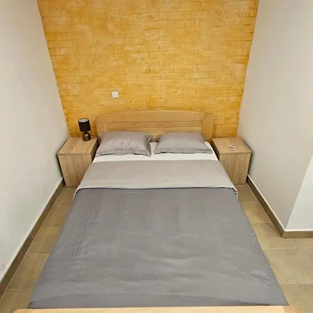 Alone 2 Apartament *